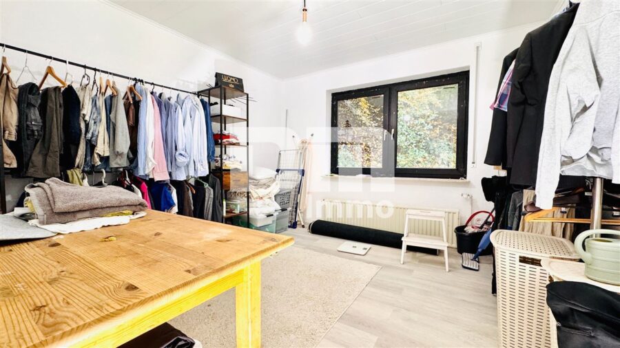 Umfassend saniertes Ein- Zweifamilienhaus auf großem Grundstück in Traumlage - EG WE2 Rechter Gebäudeteil Schlafzimmer